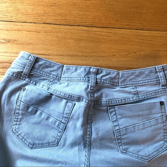 A.N.A sage green stretch denim capri pants. Size 6 - Picture 4 of 5